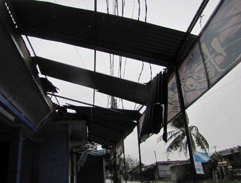 Nhà dân bị tốc mái tại Phú Vang.