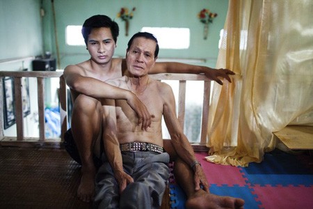 Cặp đôi này chênh nhau đến 44 tuổi. Họ đã yêu nhau hơn 2 năm và cùng chung sống tại Hà Nội