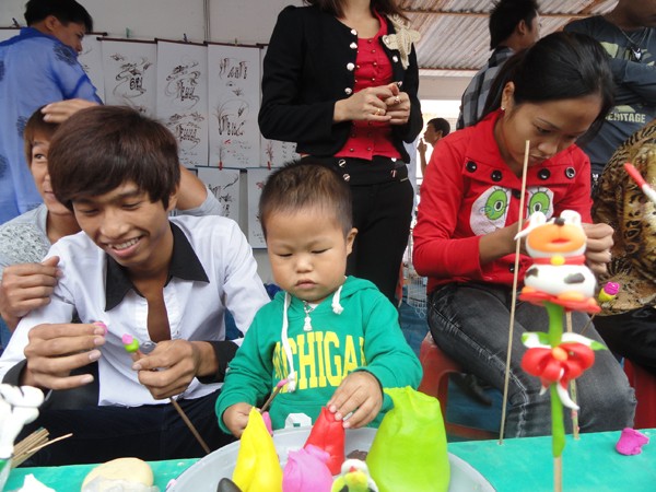 Trái gái làng Xuân La cùng tham gia nạn tò he
