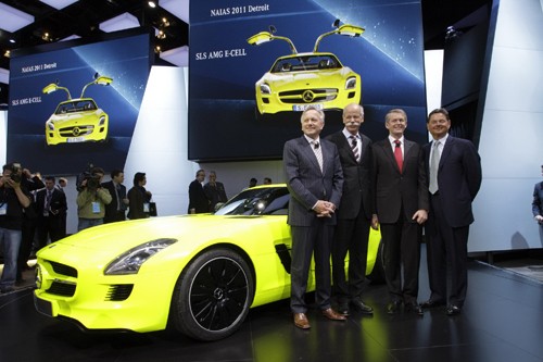 Tiến sỹ Dieter Zetsche, thứ hai từ trái sang, bên chiếc Mercedes-Benz SLS AMG E-CELL, tại triển lãm ô tô Bắc Mỹ (NAIAS) 2011, thành phố Detroit, Mỹ, hôm 10-1-2011. Ảnh Reuters
