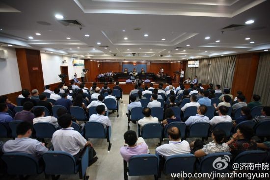 Trong số những người được theo dõi trực tiếp phiên xét xử ông Bạc Hy Lai,có năm người thân của ông Bạc Hy Lai, 19 nhà báo Trung Quốc và 84 người khác. Riêng nhà báo nước ngoài không được vào trong đưa tin mà chỉ được tác nghiệp ở bên ngoài hàng rào cảnh sát