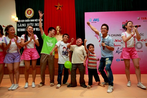 Vui nhộn tham gia các trò chơi, múa hát