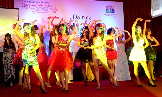Các Miss Teen đã có một đêm ấn tượng với dạ hội hóa trang