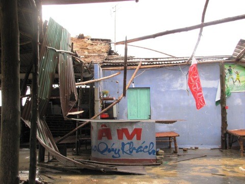 Nhà hàng ven biển Thuận An trở nên hoang tàn sau bão.
