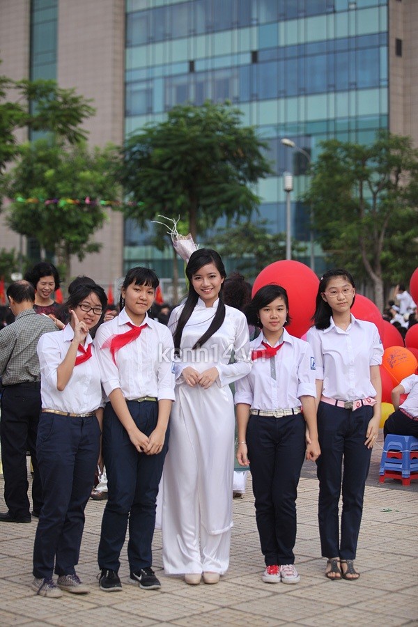 Rạng rỡ chụp cùng học trò của mình trong ngày khai giảng