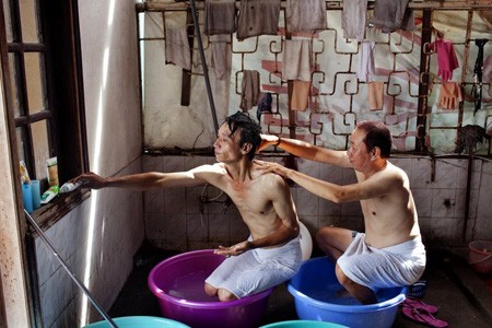 Cặp đôi này, một người sinh năm 1956, một người sinh năm 1968. Họ đã yêu nhau hơn 6 năm và đang cùng chung sống tại Hà Nội