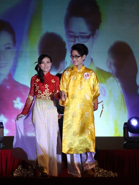 Sánh bước bên nhau với tà áo dài truyền thống