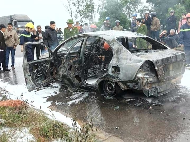Ôtô cháy ngùn ngụt khi đang lưu thông trên quốc lộ ảnh 3