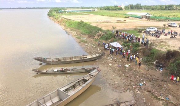 Tìm thấy 3 thi thể trong vụ nghi án 2 vợ chồng ôm con nhảy sông tự tử ảnh 1