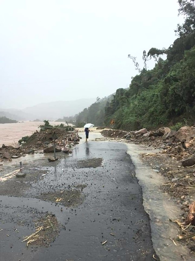 Sạt lở nghiêm trọng trên Quốc lộ 9, giao thông hoàn toàn tê liệt ảnh 3
