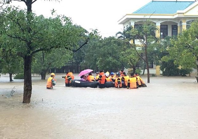 Di dời gần 18.000 người dân Quảng Trị đến khu vực an toàn tránh bão ảnh 1