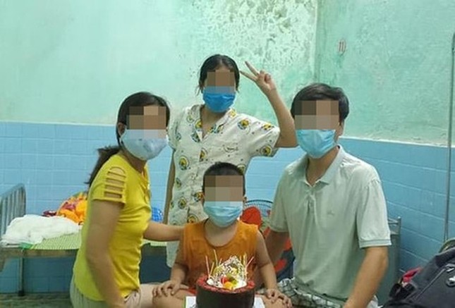 Cách chức vụ Đảng của Phó Chủ tịch phường tổ chức sinh nhật trong khu cách ly ảnh 1