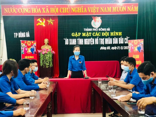 Áo xanh tình nguyện hỗ trợ nhân dân bầu cử ảnh 1