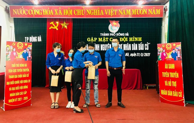 Áo xanh tình nguyện hỗ trợ nhân dân bầu cử ảnh 3