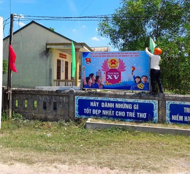 Áo xanh tình nguyện hỗ trợ nhân dân bầu cử ảnh 7