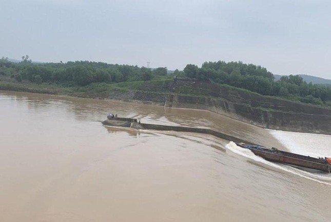 Tàu chở đoàn cán bộ Sở Giao thông Vận tải Quảng Trị gặp nạn, 1 chủ doanh nghiệp mất tích ảnh 1