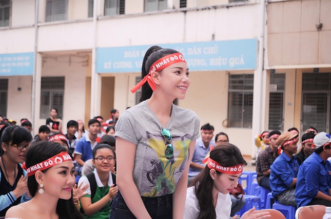 Đông đảo nghệ sĩ tham gia Chủ Nhật Đỏ tại TP.HCM ảnh 12