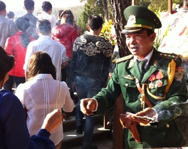 Hàng ngàn người viếng mộ Đại tướng đầu năm ảnh 2