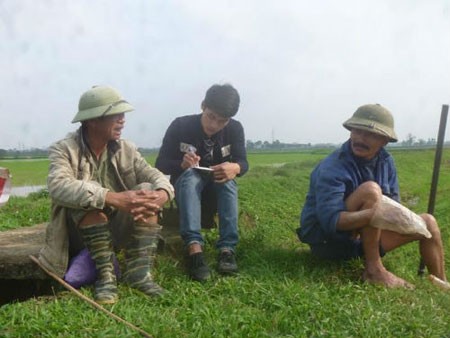 Bàng hoàng phát hiện xác 2 thai nhi dưới mương nước ảnh 1