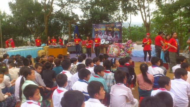 Vượt đường núi, mang sách bút tới với trẻ vùng cao ảnh 3
