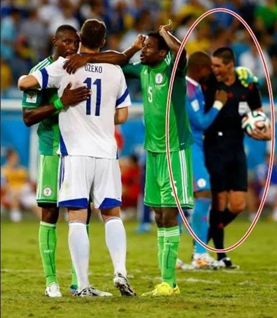 Trọng tài thổi trận Nigeria thắng Bosnia bị dọa giết ảnh 1
