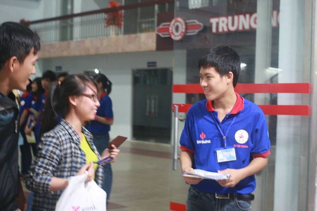 Ga Sài Gòn rực màu áo xanh tình nguyện ảnh 1