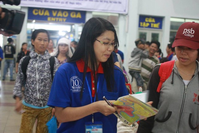 Ga Sài Gòn rực màu áo xanh tình nguyện ảnh 3