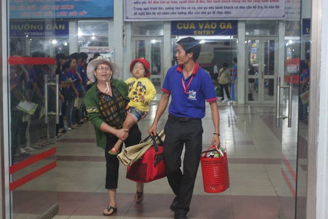 Ga Sài Gòn rực màu áo xanh tình nguyện ảnh 5