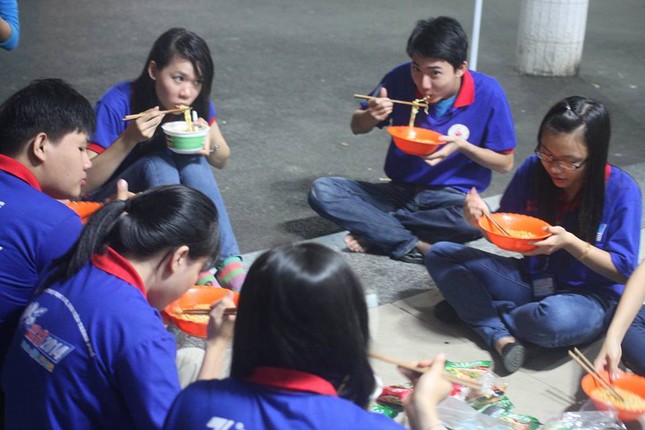 Ga Sài Gòn rực màu áo xanh tình nguyện ảnh 6