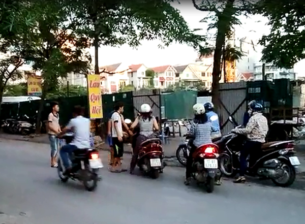 Dở khóc, cười chuyện “trai vẫy” giữa lòng Hà Nội ảnh 2