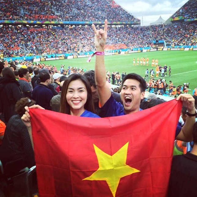 Hà Tăng mang cờ Tổ quốc lên khán đài trận Argentina - Hà Lan ảnh 2