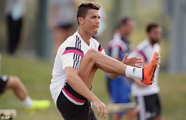 Ronaldo nhăn nhó nuốt trọn bài tập, mong ra sân “chiến” M.U ảnh 1