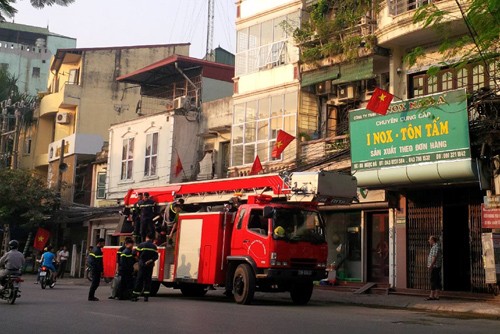 Cảnh sát vây bắt đối tượng 'vi hành' trên nóc nhà ảnh 1