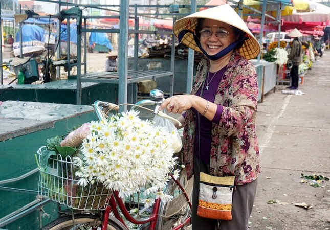 Cúc họa mi làm nóng thị trường hoa Hà Nội ảnh 1