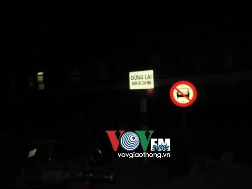Tàu hỏa đâm taxi bay xuống ruộng ảnh 1