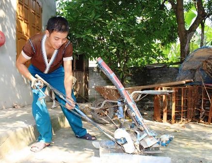 Chàng trai trẻ chế tạo ra máy cấy... không động cơ ảnh 1