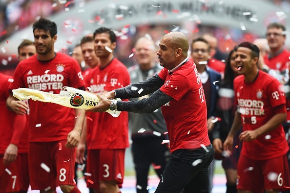 Bayern tắm bia mừng ngôi vô địch thứ 25 ảnh 9