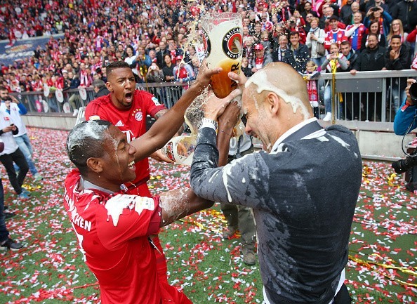 Bayern tắm bia mừng ngôi vô địch thứ 25 ảnh 1