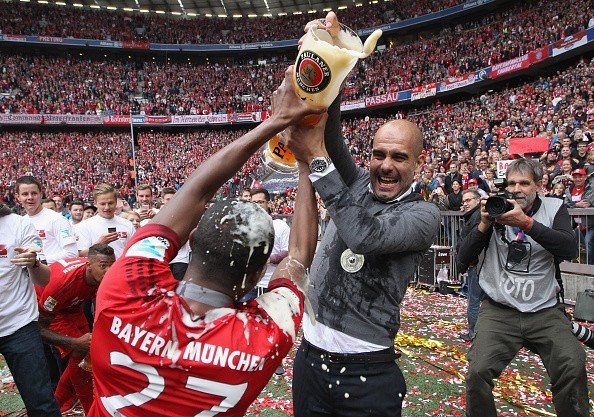 Bayern tắm bia mừng ngôi vô địch thứ 25 ảnh 2