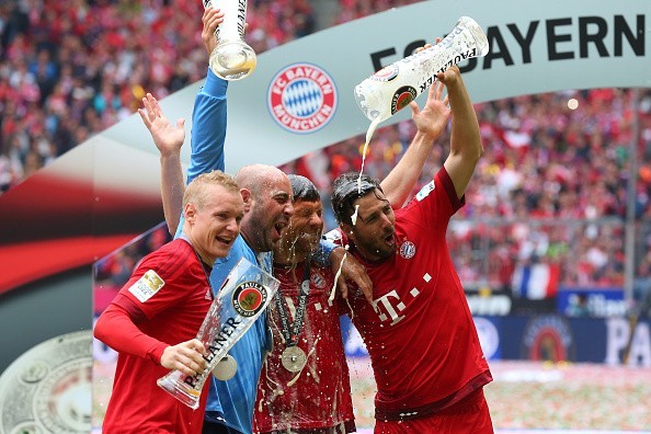 Bayern tắm bia mừng ngôi vô địch thứ 25 ảnh 4