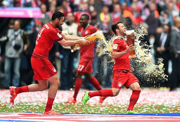 Bayern tắm bia mừng ngôi vô địch thứ 25 ảnh 6