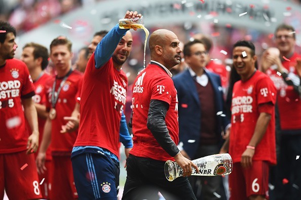 Bayern tắm bia mừng ngôi vô địch thứ 25 ảnh 7