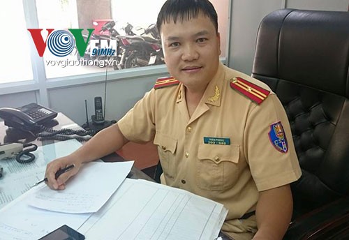Hà Nội: CSGT tìm chủ nhân chiếc ví bị đánh rơi ảnh 1