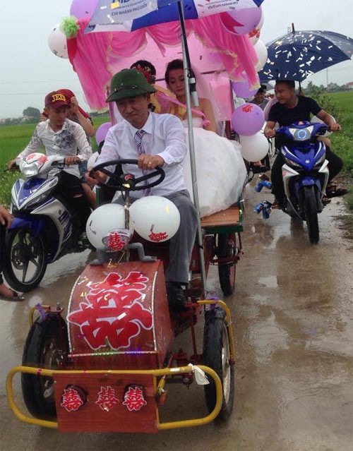 Màn rước dâu bằng “xe mui trần” độc đáo ảnh 1