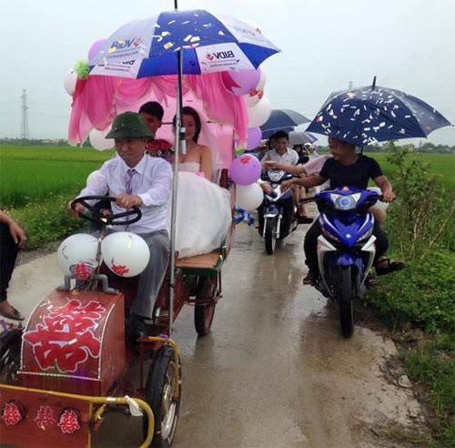 Màn rước dâu bằng “xe mui trần” độc đáo ảnh 3