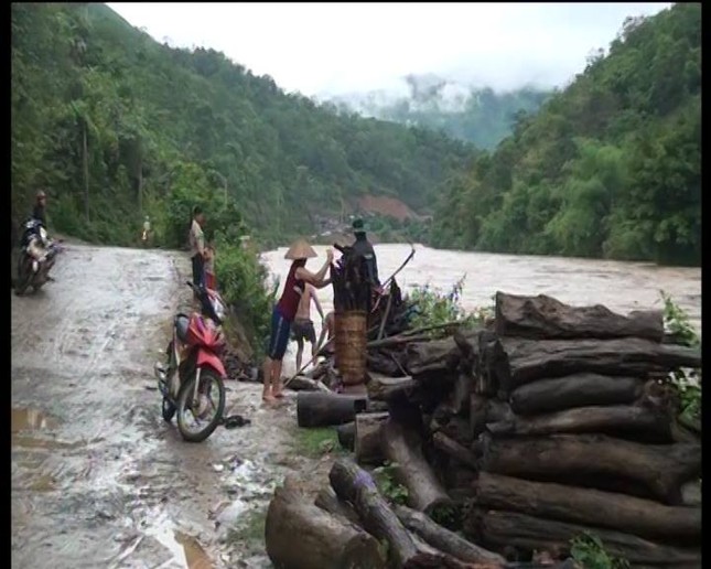 Hàng trăm người lao ra giữa dòng nước xiết vớt củi ảnh 1