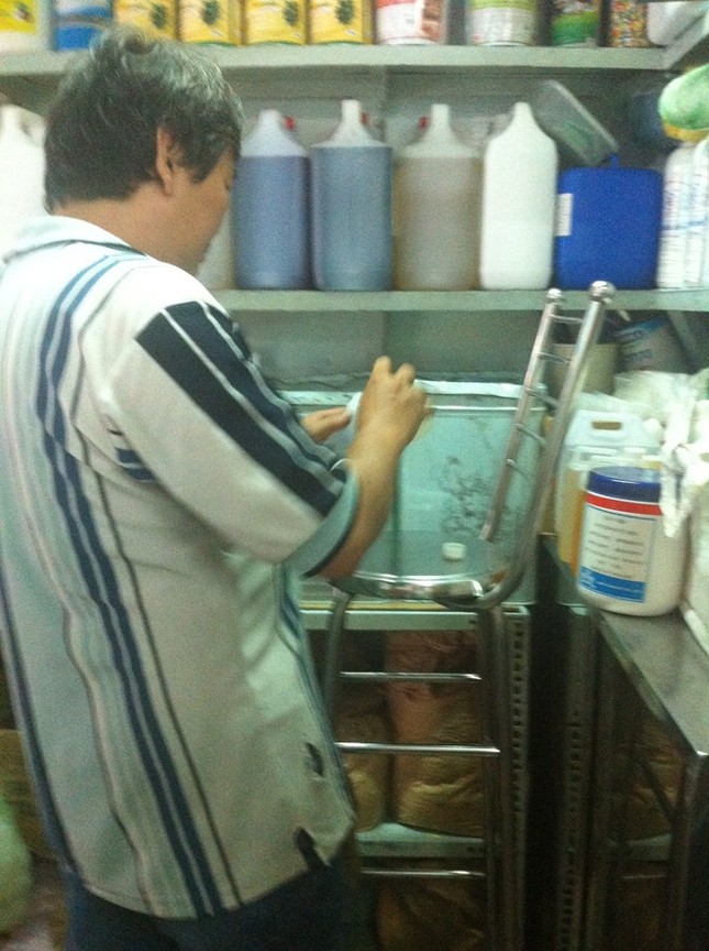 Rợn người hóa chất tạo mùi ở chợ 'thần chết' Sài Gòn 5 Các loại hương liệu tạo mùi được bán công khai ở chợ hóa chất Kim Biên TP HCM. Ảnh: Ly Nguyễn.