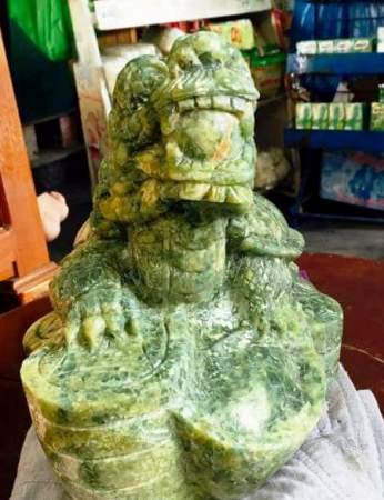 Đào đất trồng cau, phát hiện cổ vật bằng đá quý ảnh 1