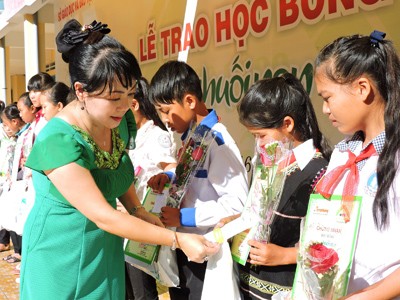 Nồng ấm tình người trong lễ trao học bổng 'Đọt Chuối Non' ảnh 8