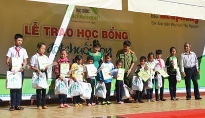 Nồng ấm tình người trong lễ trao học bổng 'Đọt Chuối Non' ảnh 9